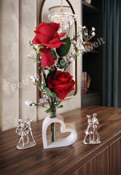 Elegante Herz-Vase aus Kunststoff mit roten Rosen
